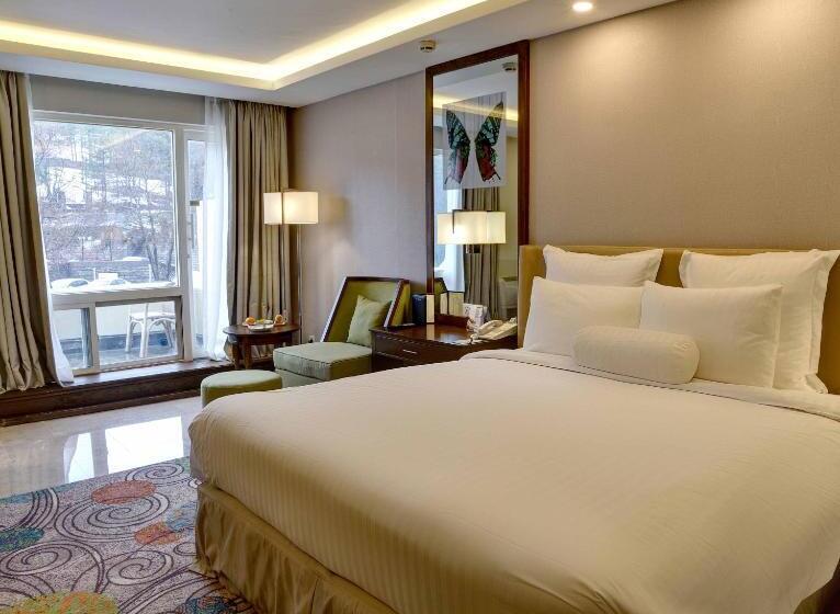 اتاق استاندارد با تخت بزرگ, Pearl Continental Bhurban
