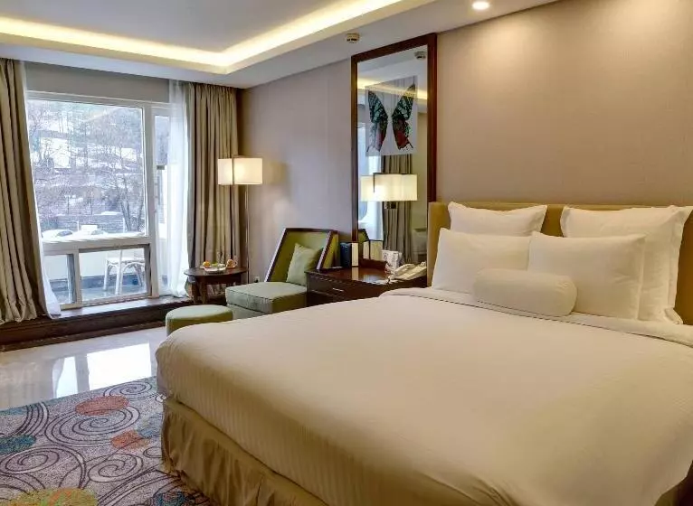 اتاق استاندارد با تخت بزرگ, Pearl Continental Bhurban