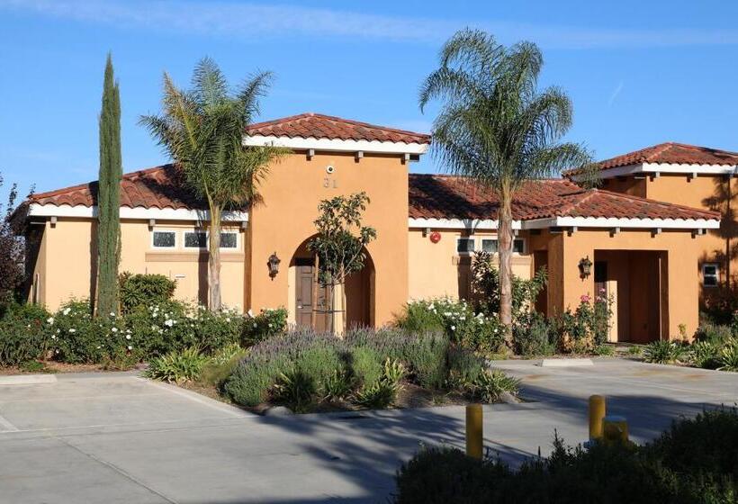 スタンダードバンガロー, Carter Estate Winery And Resort