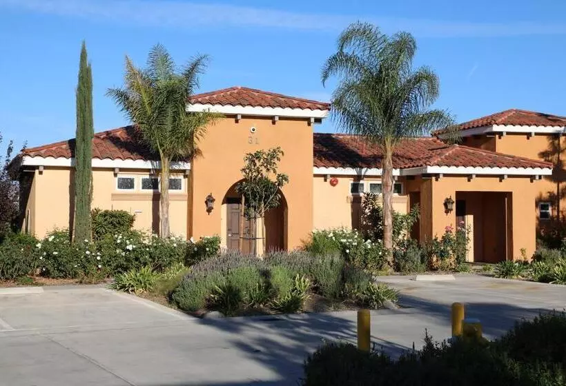 スタンダードバンガロー, Carter Estate Winery And Resort