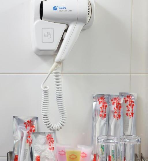 חדר משפחתי, Ernes