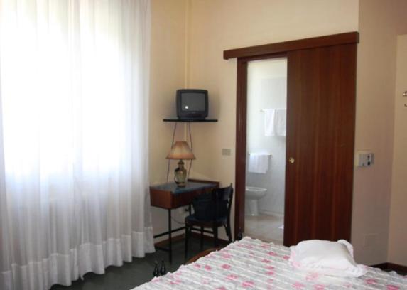 标准单人间, Franca