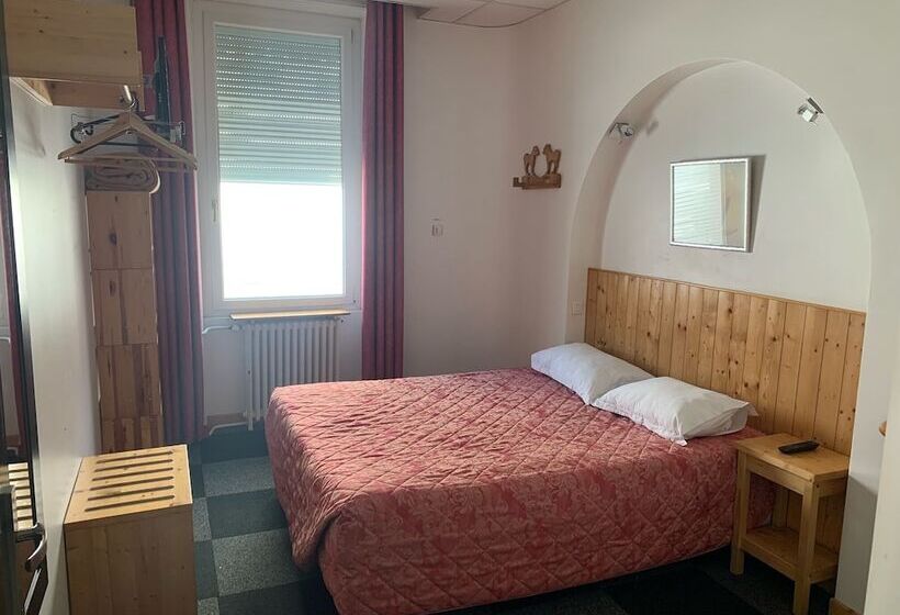 Номер Стандарт, Hôtel Le National