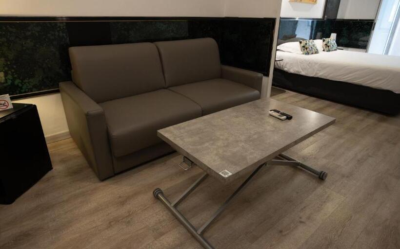 جناح جونيور كومفورت, Napoleon