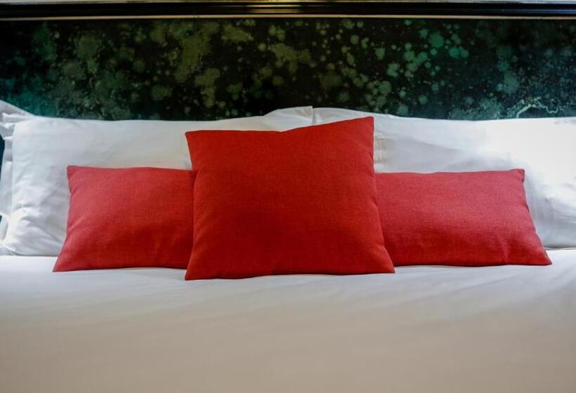 جناح جونيور كومفورت, Napoleon