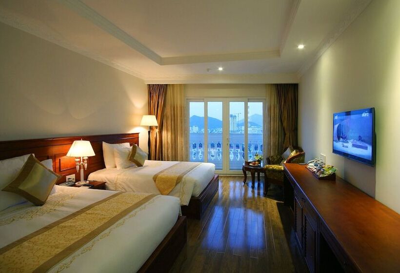 اتاق سوپریور با چشم‌انداز دریا, Nha Trang Palace