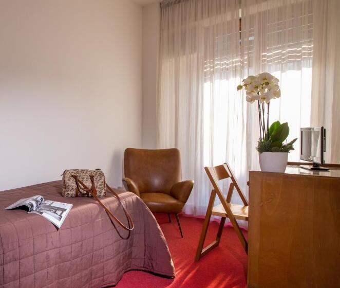 Standard Single Room Shared Bathroom, Radio