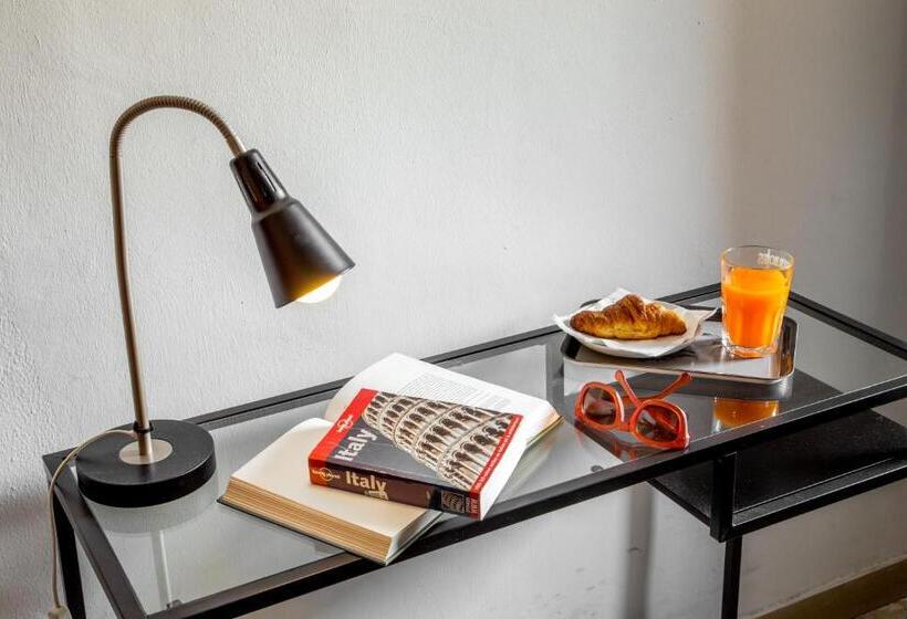 Standard Room, Radio