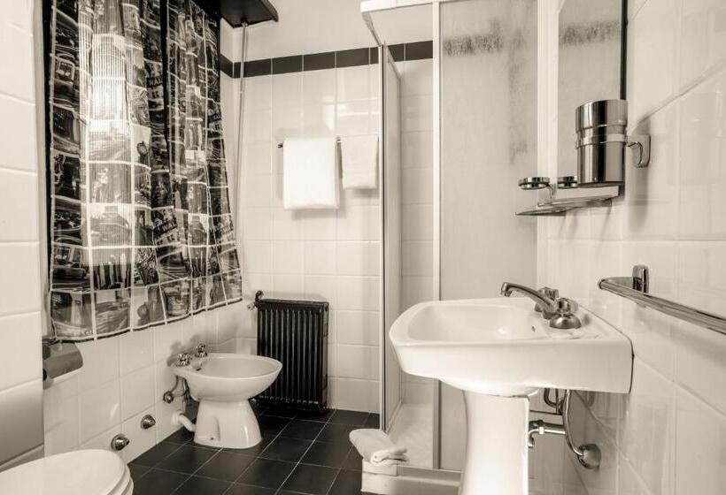 Deluxe Room with Balcony, Radio