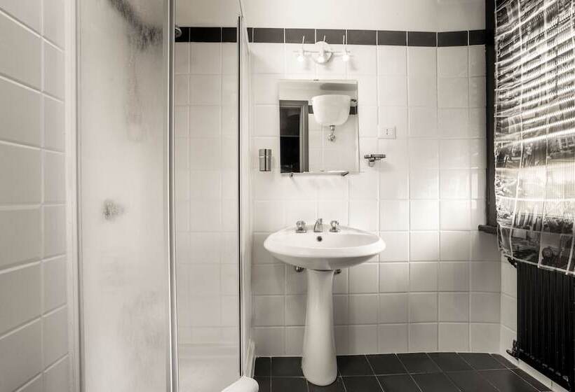 Standard Quadruple Room, Radio