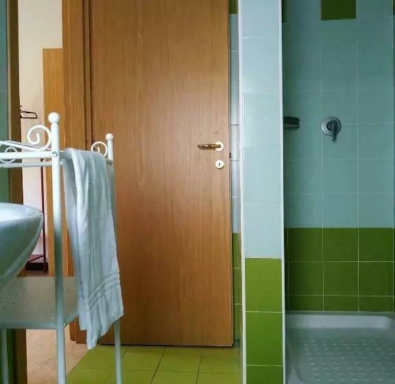 スタンダード4人部屋, Malpensa Fiera Milano Hostel