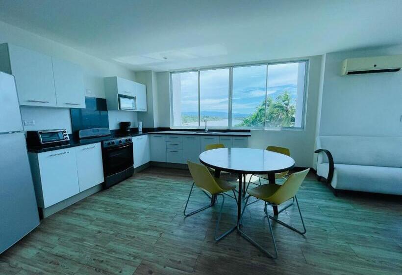 جناح مزوَّد بشرفة, Puerto Azul