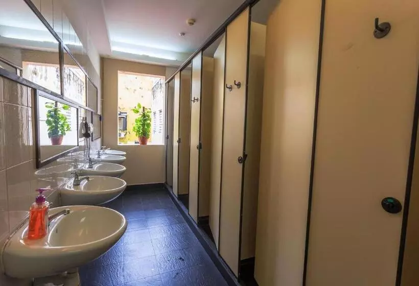 تختخواب در اتاق مشترک, The Hive Singapore Hostel