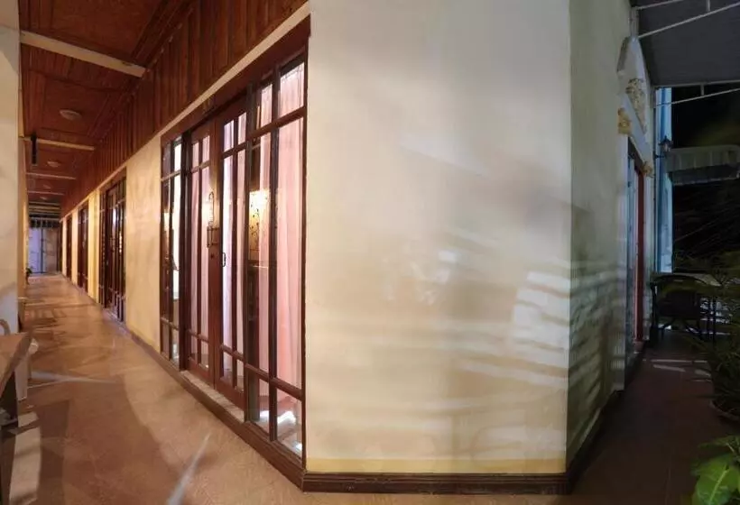 スタンダードトリプルルーム, Khun Ying House