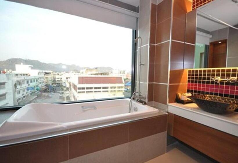 غرفة ديلوكس ذات إطلالة جانبية على البحر, Chalelarn Hotel Hua Hin