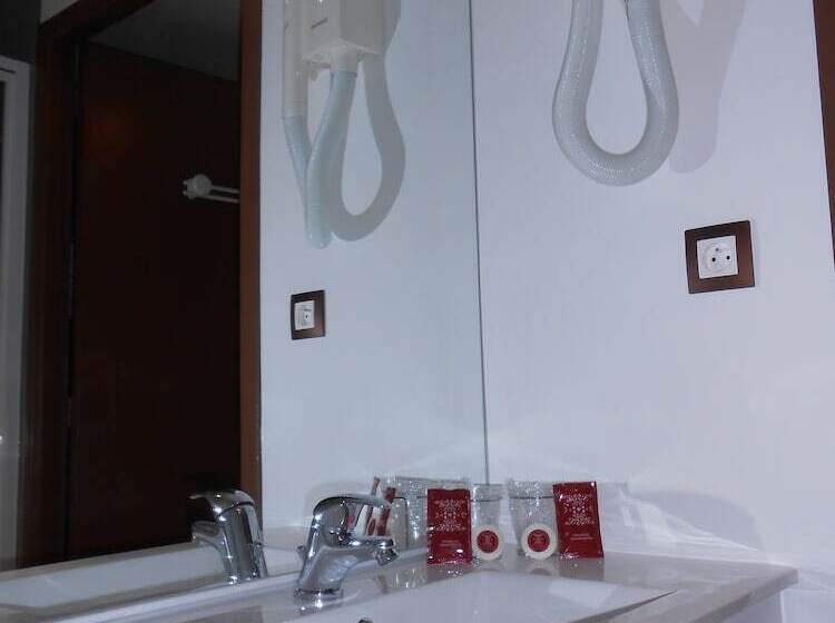 اتاق خانوادگی, Hôtel La Pause