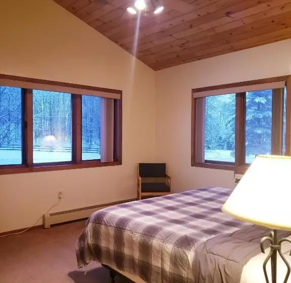 اتاق لوکس با تخت بزرگ, North Ironwood Acres   Black River Lodge