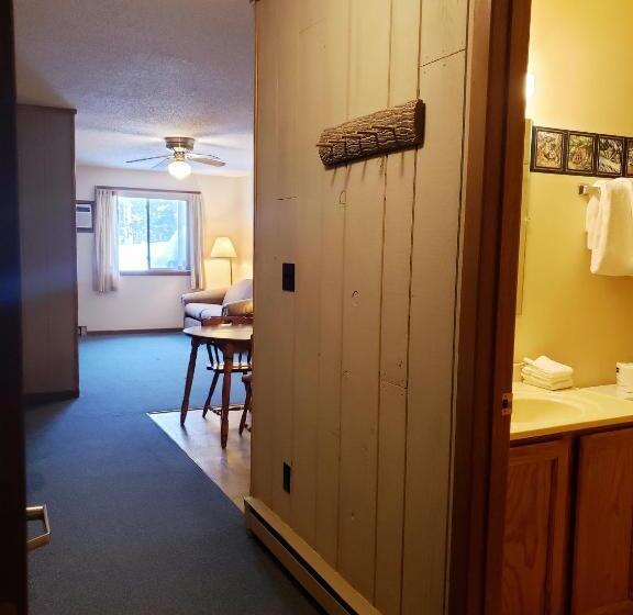 شقة غرفة واحدة, North Ironwood Acres   Black River Lodge
