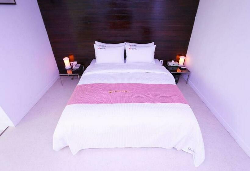 Quarto Deluxe, Q