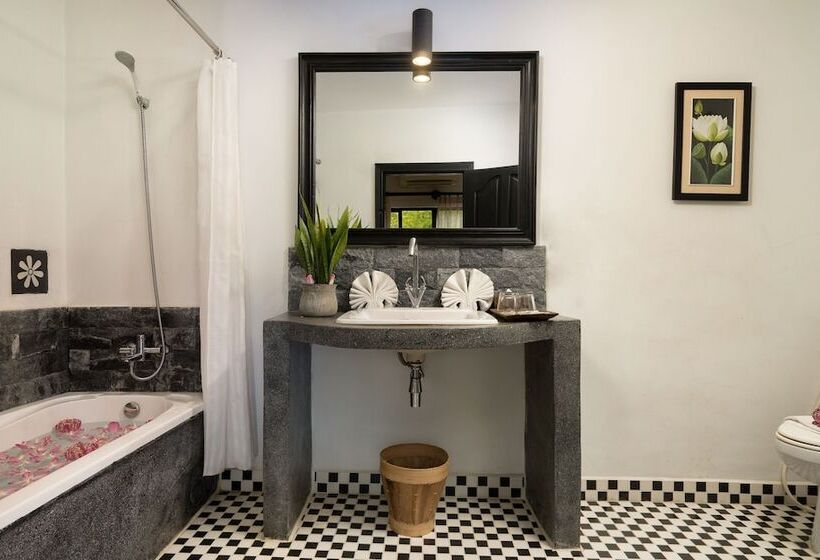 سوییت خانوادگی, People By The Community