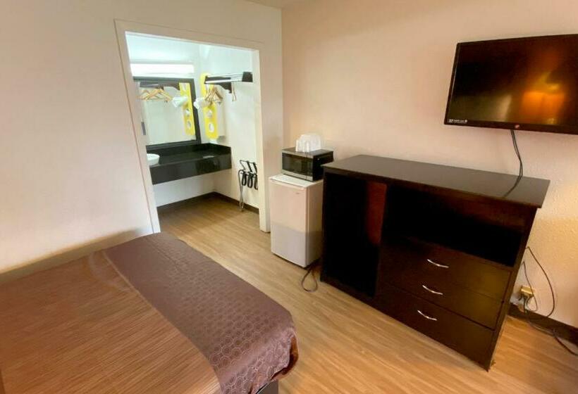 غرفه قياسيه سريرين مزدوجين, Landmark