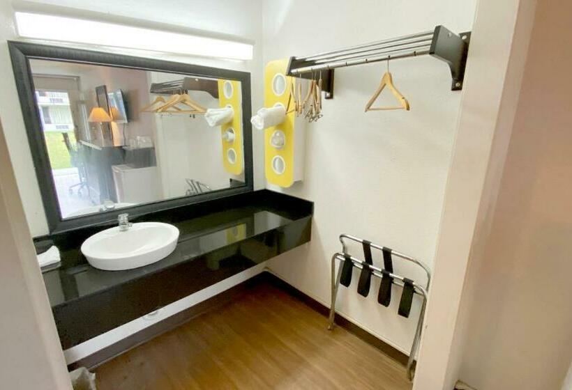 غرفه قياسيه سريرين مزدوجين, Landmark