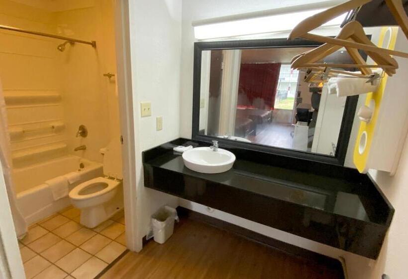 غرفه قياسيه سريرين مزدوجين, Landmark