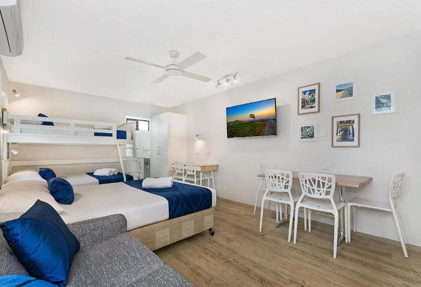 家庭工作室, Beach House Motel