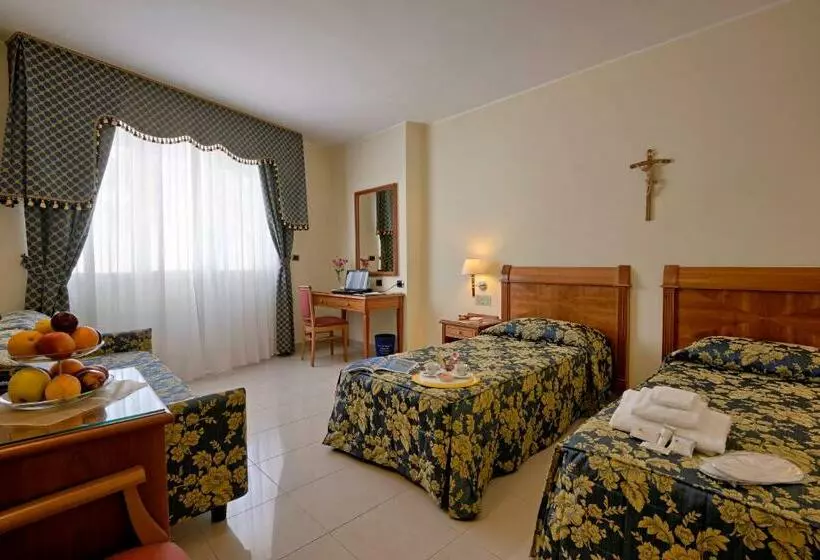 اتاق استاندارد سه نفره, Centro Di Spiritualita Padre Pio