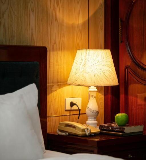 Basic Room, Little Diamond