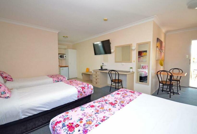 اتاق خانوادگی, Ben Chifley Motor Inn