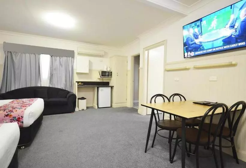 Perhesviitti, Ben Chifley Motor Inn