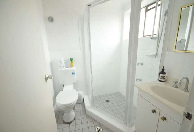 اتاق خانوادگی, Ben Chifley Motor Inn