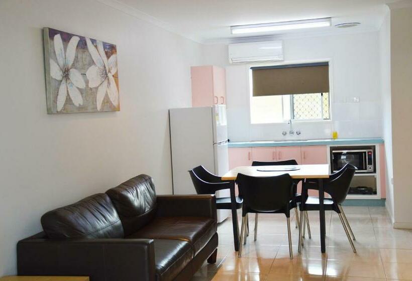 سوییت لوکس, Rover Motel