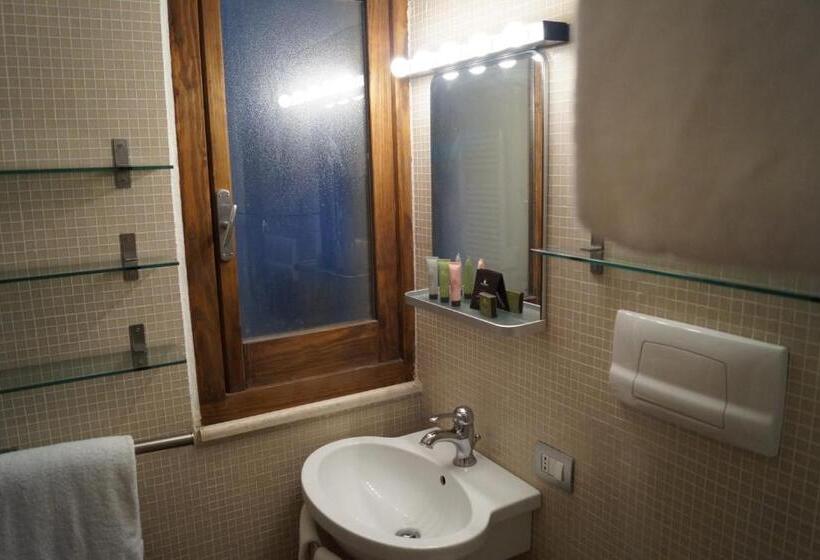 اتاق استاندارد سه نفره, Relais Arco Della Pace