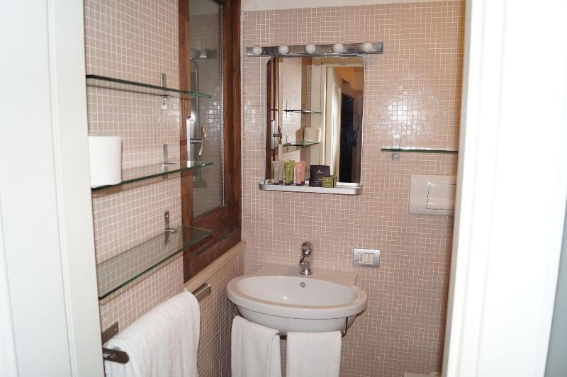 اتاق استاندارد سه نفره, Relais Arco Della Pace