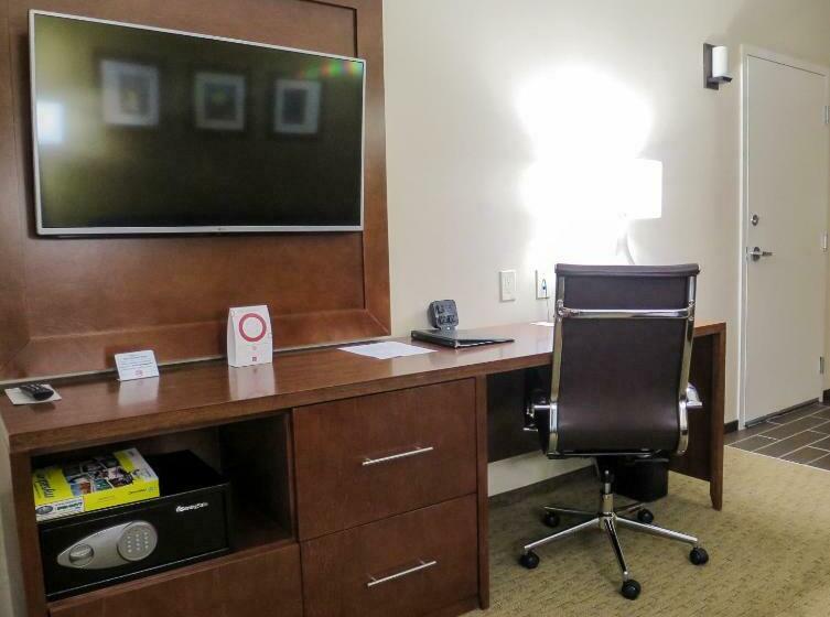 מיטת קינג בסוויטה, Comfort Suites Regina