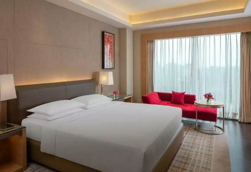キングサイズベッドのスタンダードルーム, Hyatt Regency Chandigarh