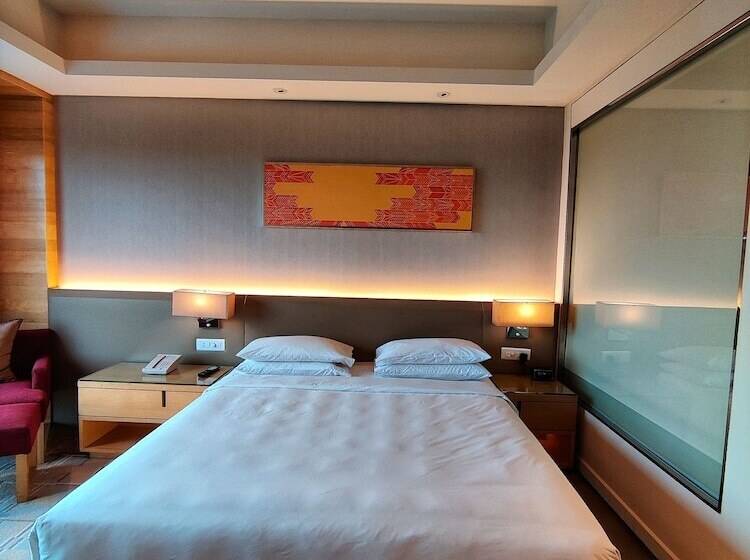 带大床的俱乐部房间, Hyatt Regency Chandigarh