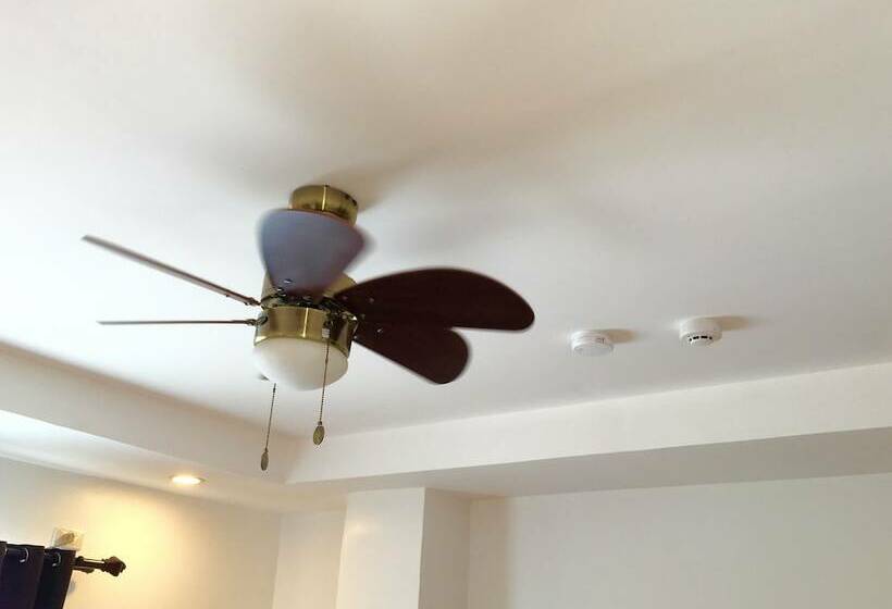 اتاق لوکس, The Pub