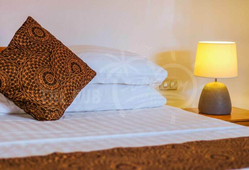 اتاق اکونومی, The Pub