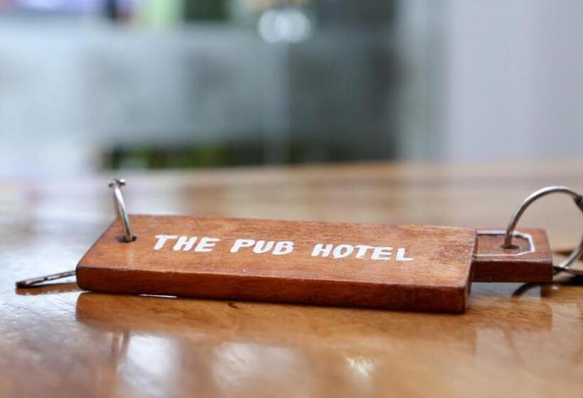 اتاق لوکس, The Pub