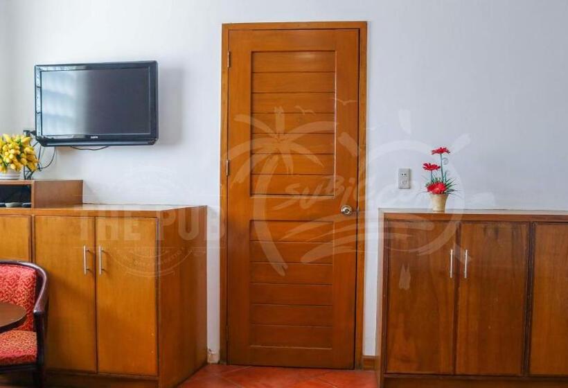 اتاق لوکس, The Pub