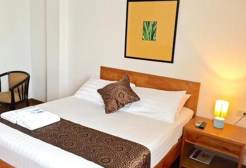 اتاق لوکس, The Pub