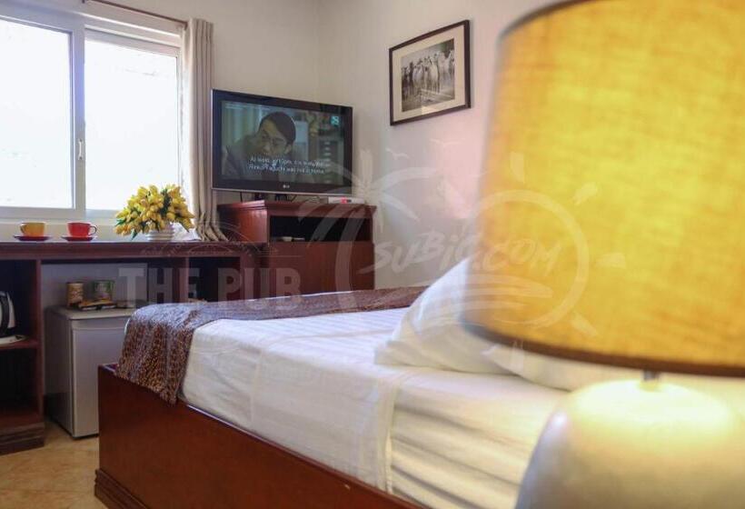 اتاق اکونومی, The Pub