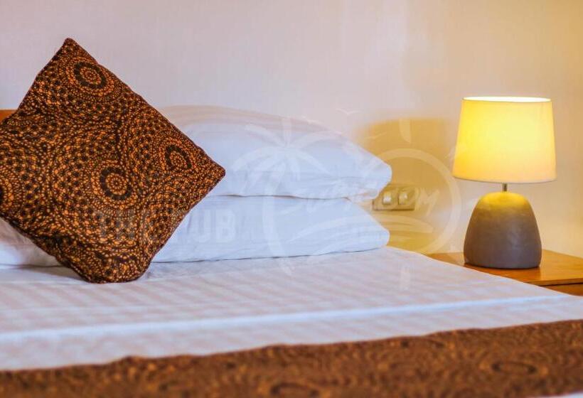 اتاق اکونومی, The Pub