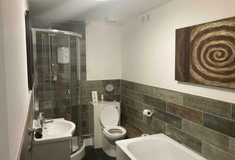 غرفة قياسية, The Riverside Inn