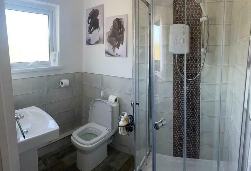 غرفة قياسية ثلاثية, The Riverside Inn