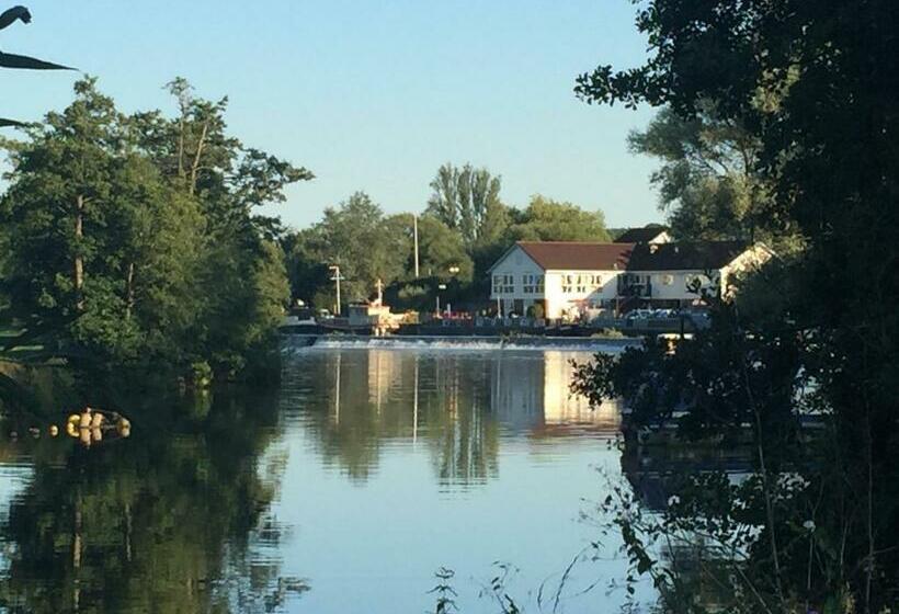 غرفة قياسية ثلاثية, The Riverside Inn
