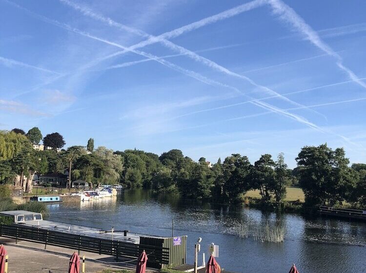 غرفة قياسية ثلاثية, The Riverside Inn